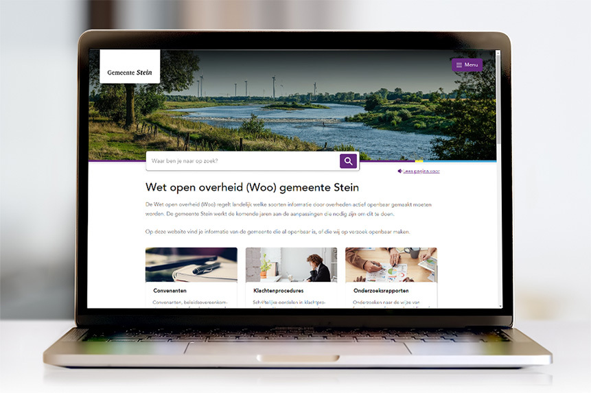 Foto van een laptop op een bureau, met op het scherm de Woo-website van gemeente Stein