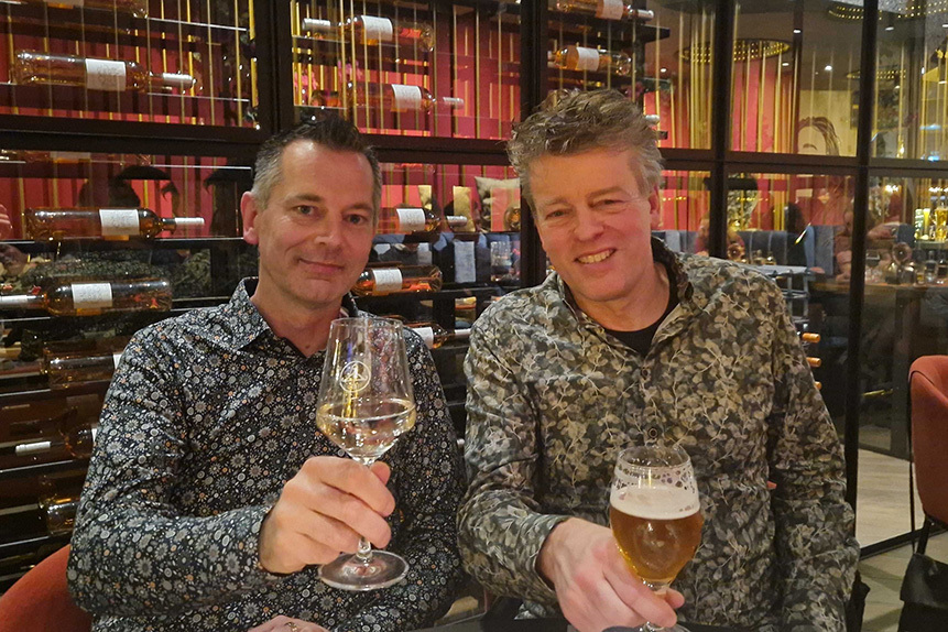 Foto van Joost Sanders en Luuk Eikelboom die proosten